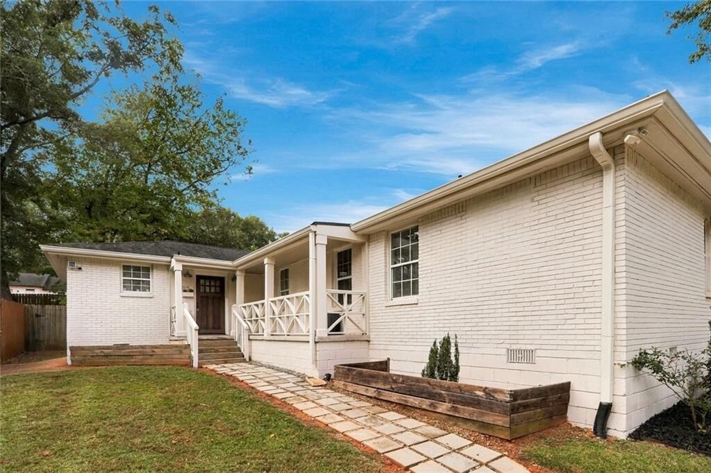 Property Photo:  2915 Glenwood Avenue SE  GA 30317 