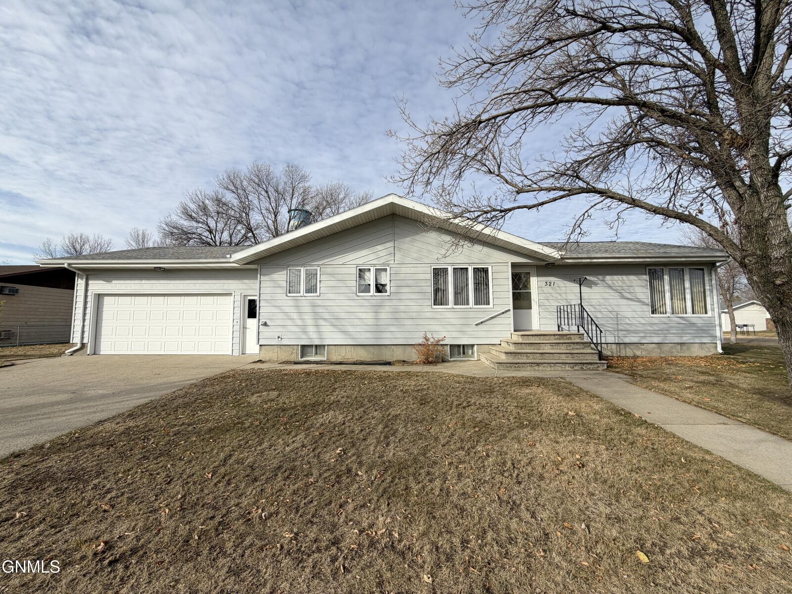 Property Photo:  321 Central Avenue N  ND 58523 