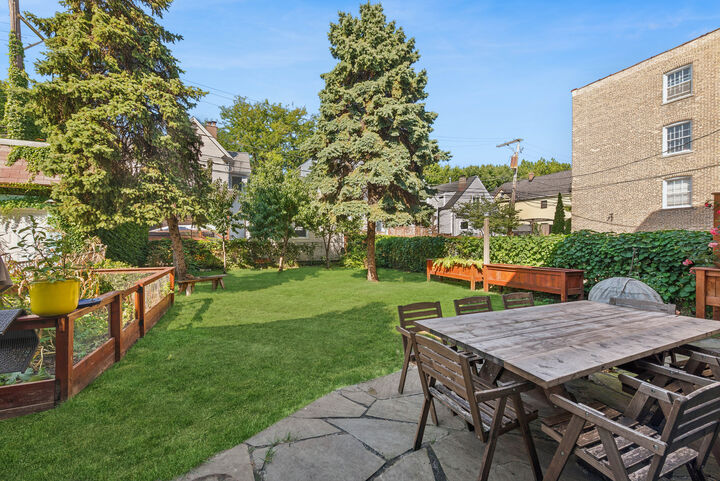 Property Photo:  1314 W Carmen Avenue  IL 60640 