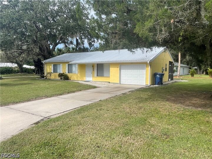 Property Photo: 4015 Rainbow Circle FL 33935