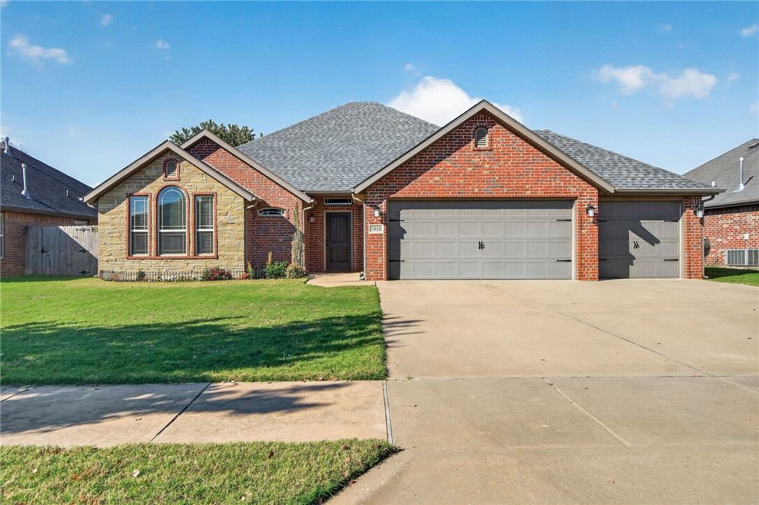 Property Photo:  1910 SW Cypress Street  AR 72712 