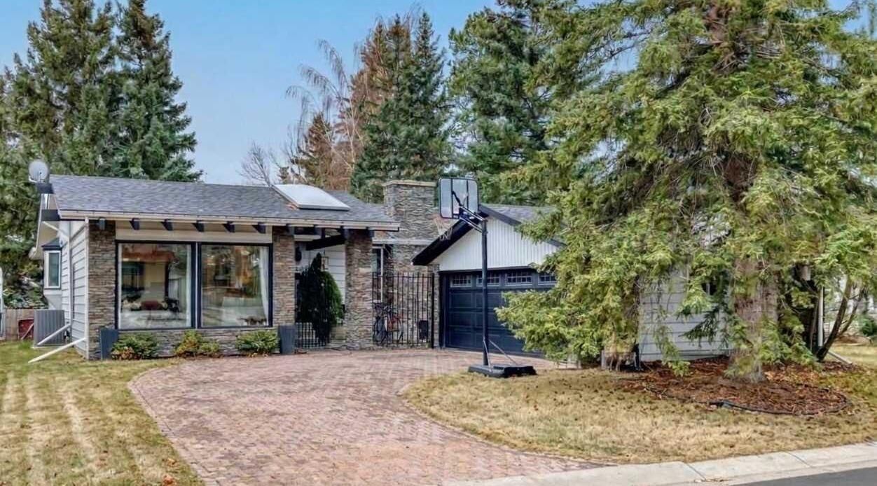 Property Photo:  127 Dalcastle Close NW  AB T3A 1Z4 