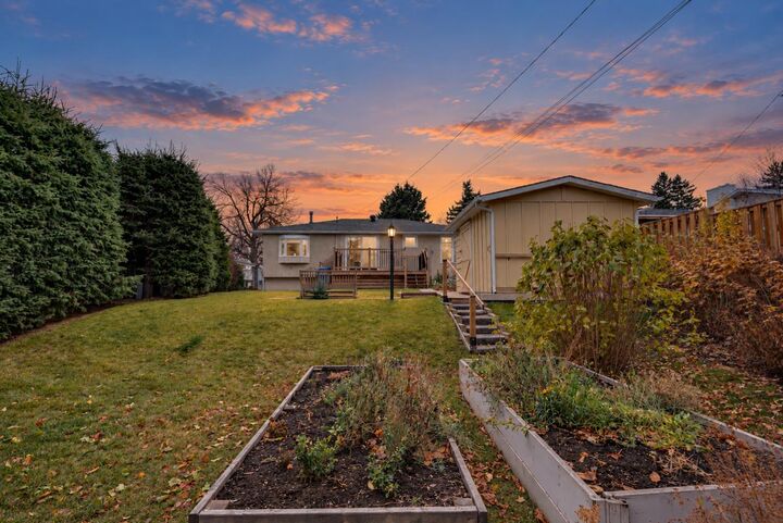 Property Photo:  616 Hunts Crescent NW  AB T2K 4H9 