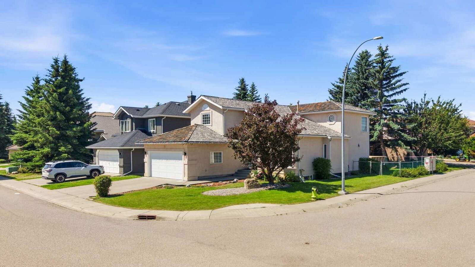 Property Photo:  71 Woodpark Close SW  AB T2W 6G9 