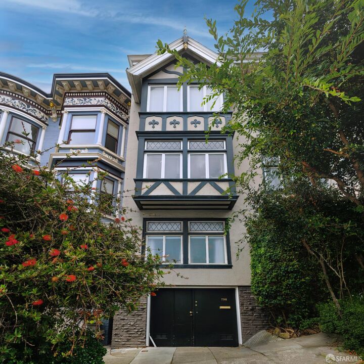 Property Photo:  136-138 Frederick Street  CA 94117 