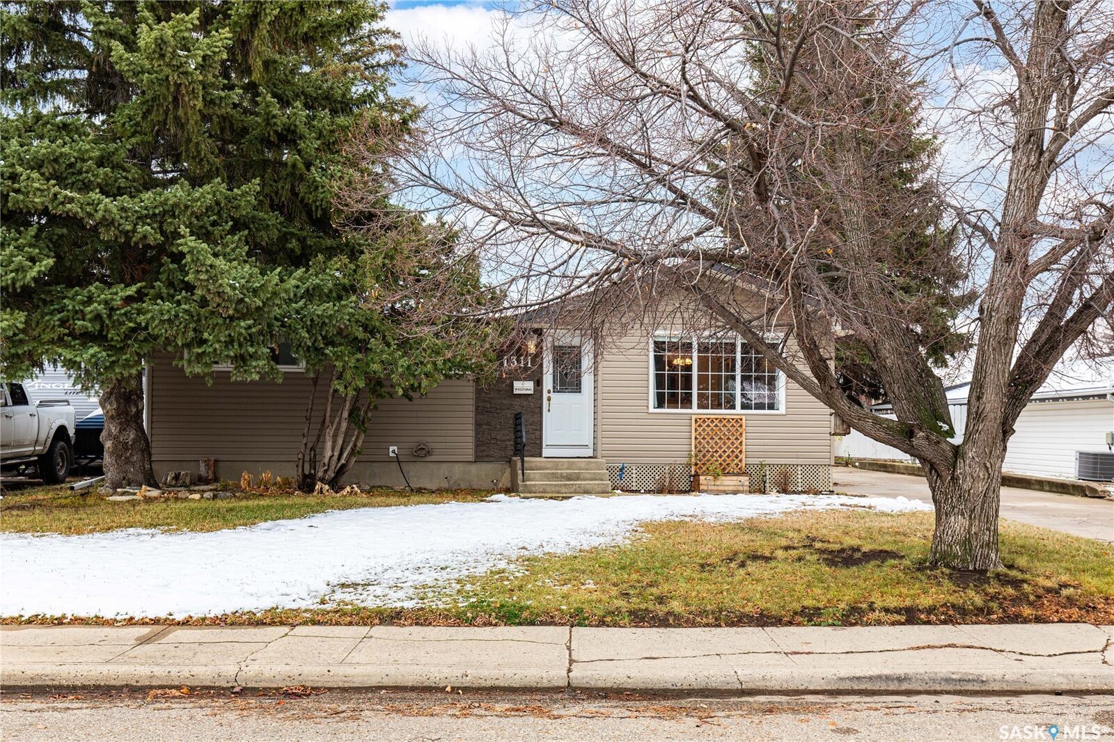 Property Photo: 1311 King Crescent SK S6H 3G3
