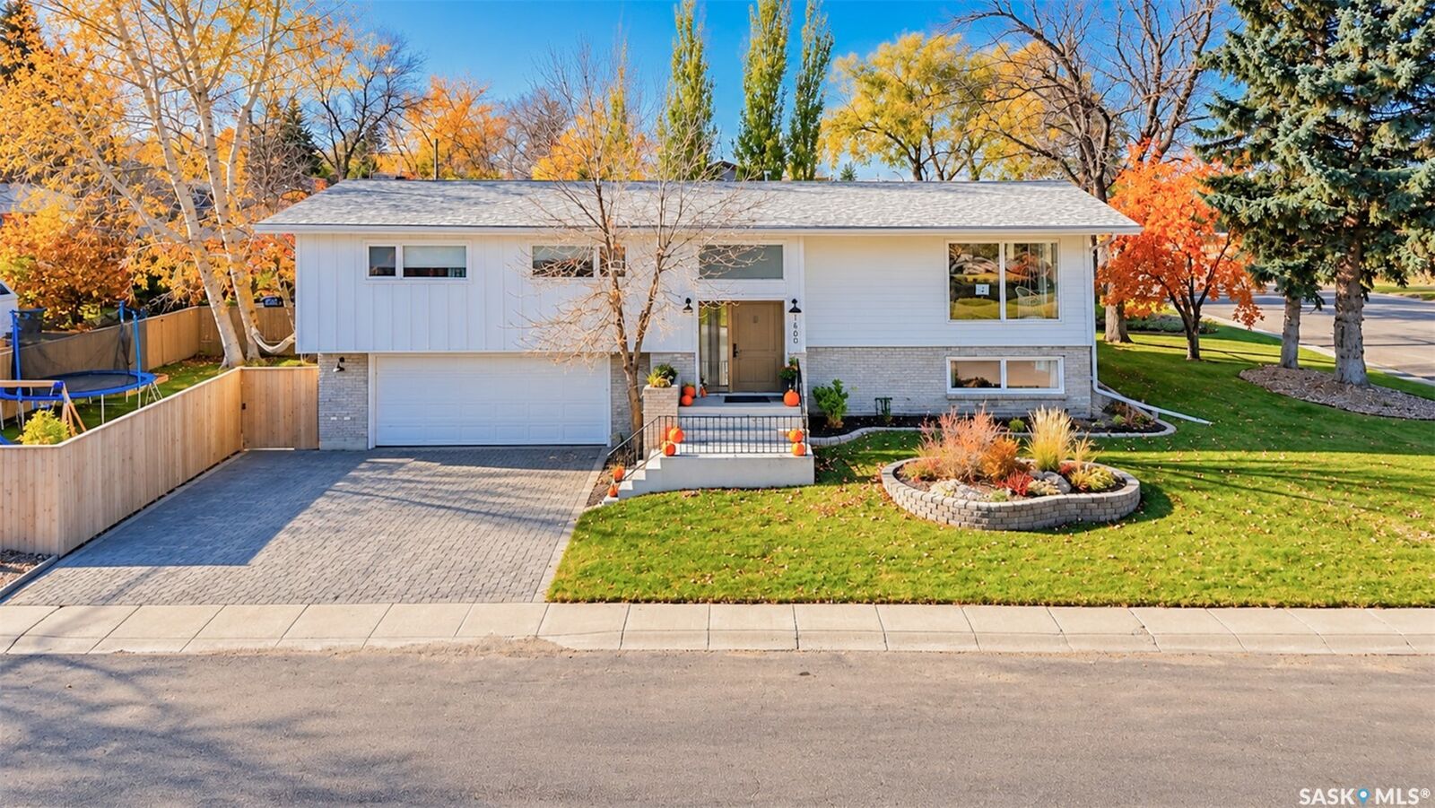 Property Photo:  1660 Hillcrest Drive  SK S9H 1P1 