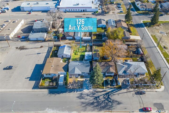 Property Photo:  126 Y Avenue S  SK S7M 3J3 