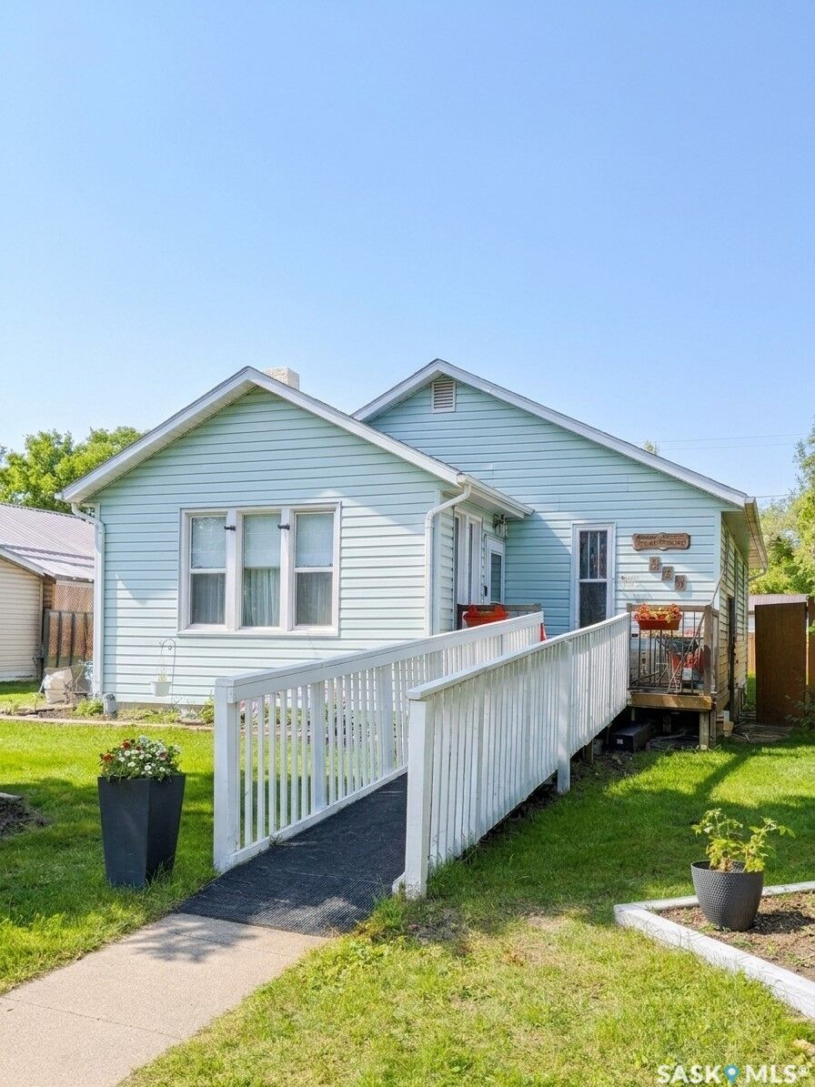 Property Photo:  336 10th Street E  SK S6V 0Z2 