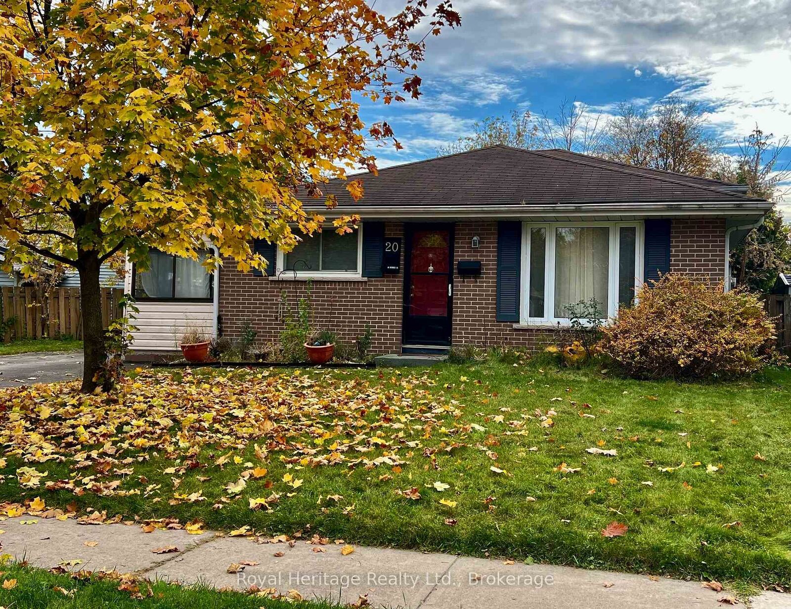 Property Photo:  20 Ireland Drive  ON K8V 5X3 