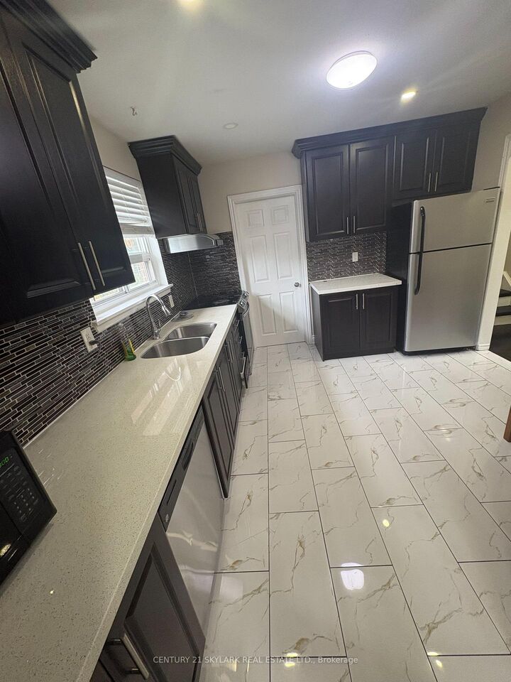 Property Photo:  41 Deloraine Drive  ON L6T 1T6 