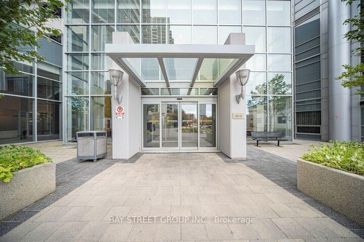 Property Photo: 135 Village Green Square 3418 ON M1S 0G4