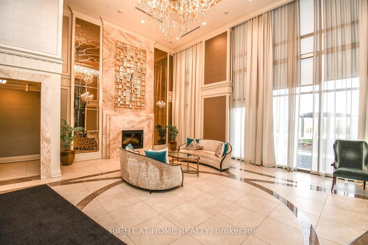 Property Photo:  9085 Jane Street 811  ON L4K 5P1 