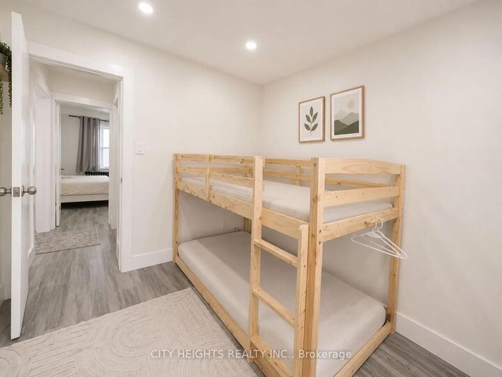 Property Photo: 15 Stavebank Road S 5 ON L5G 2T3