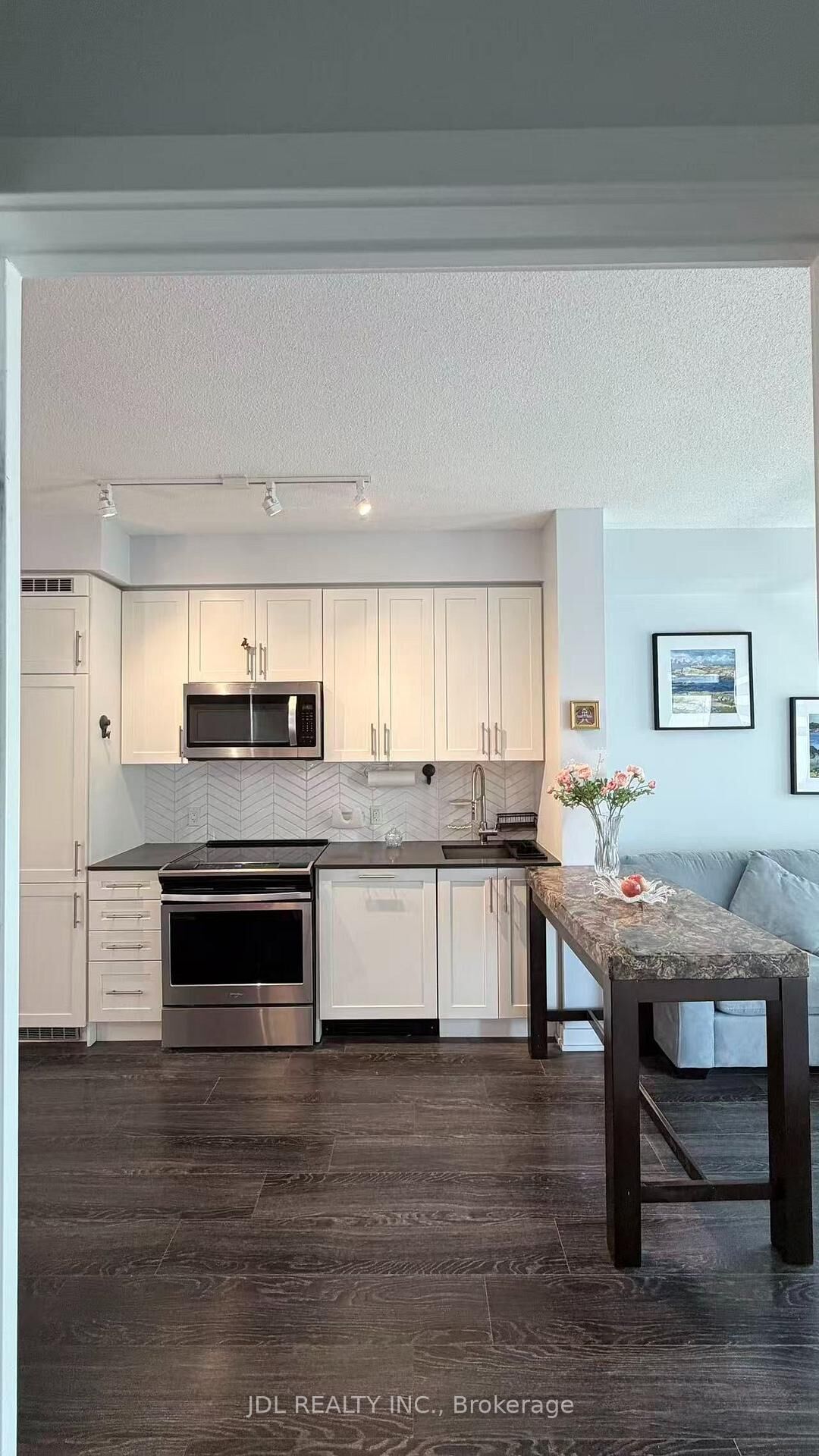 Property Photo:  4085 Parkside Village Drive 1106  ON L5B 0K9 