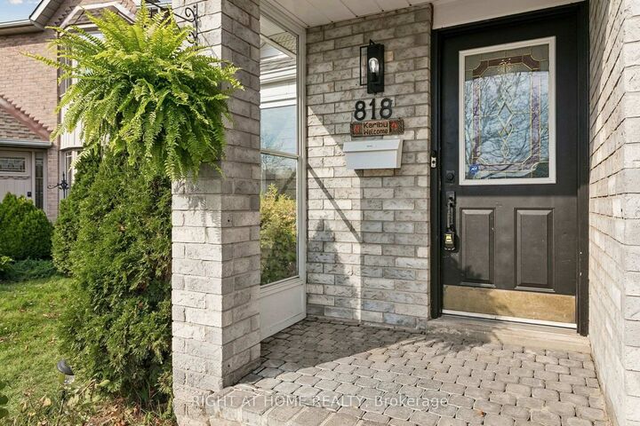 Property Photo: 818 Miriam Crescent ON L7S 2B9