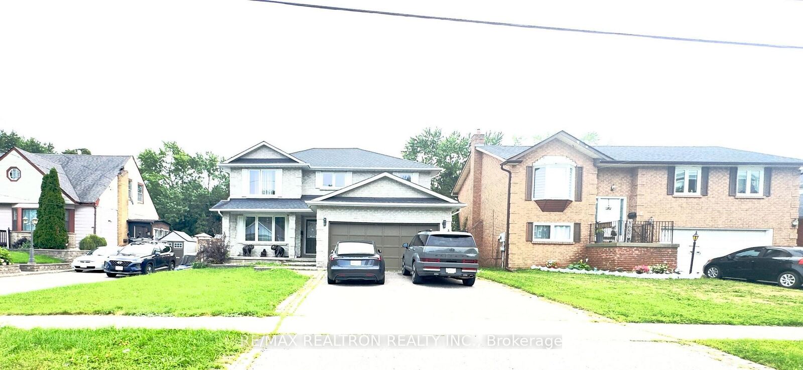 Property Photo:  9 Eastwood Avenue N  ON L1G 3Y5 