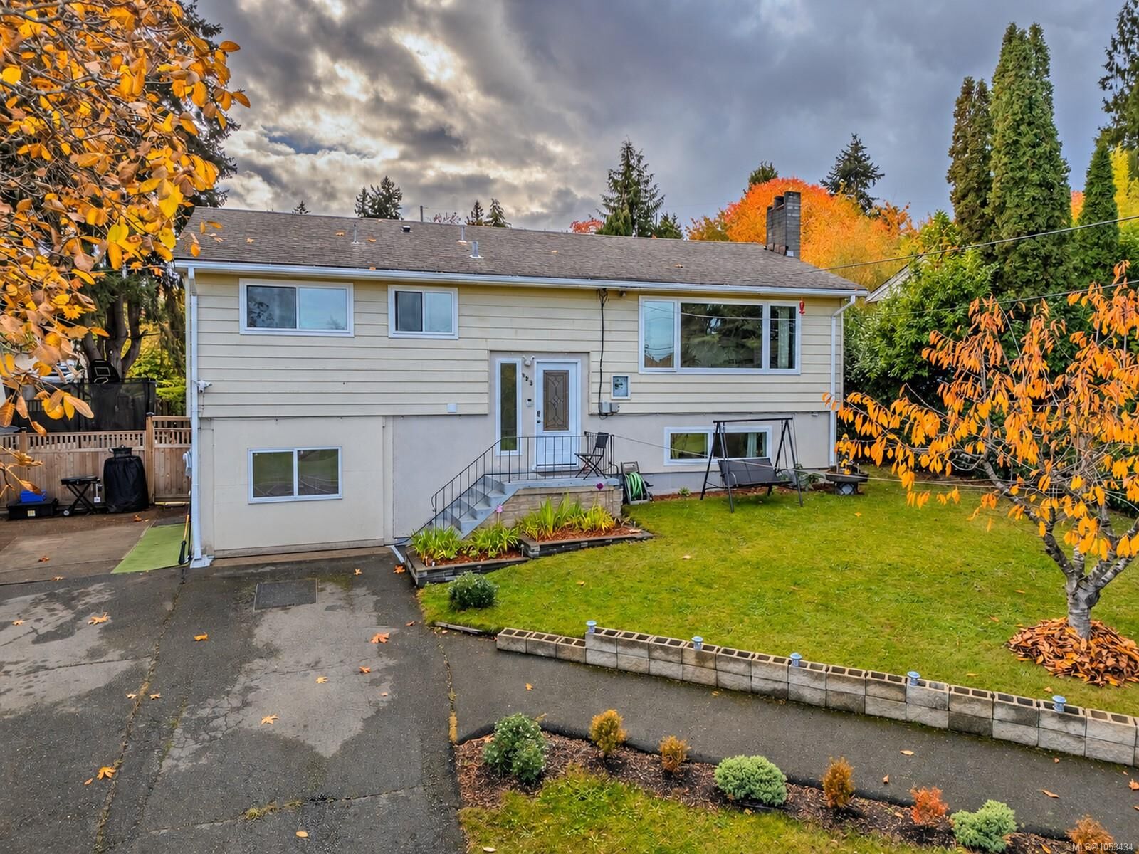 Property Photo:  423 Poplar St  BC V9S 2H1 