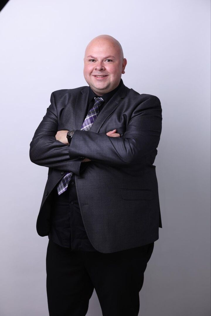 Victor Ayala, Real Estate Salesperson in Bloomington, Synergia Realty