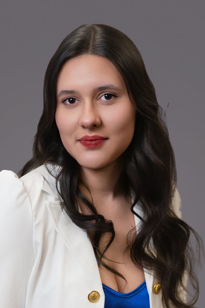 Angela Reyes Hernandez, Real Estate Broker in Fishers, Scheetz