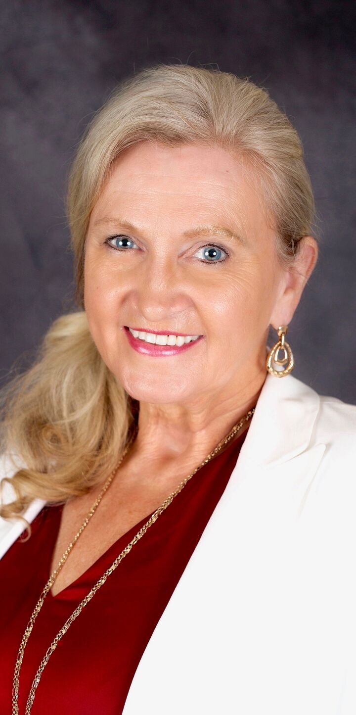 Roxanne Zrile, Real Estate Salesperson in Austintown, Lakeside Realty