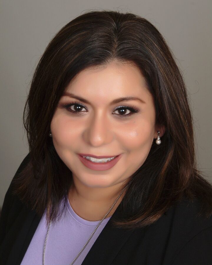 Lizbeth Medina,  in Aurora, Circle