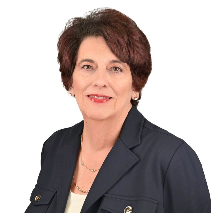 Debra Myers, Real Estate Salesperson in Fresno, Jordan-Link