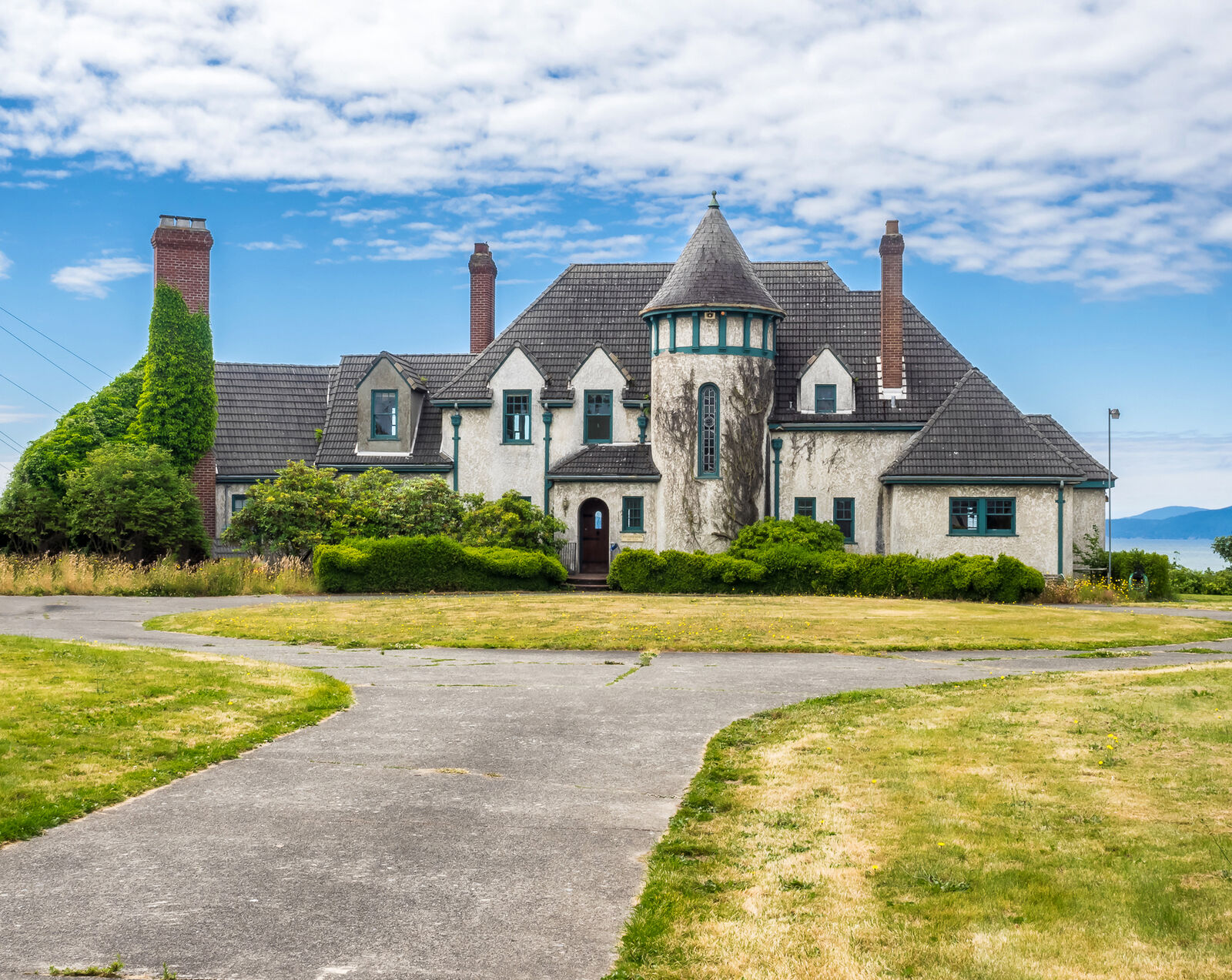 Property Photo:  2915 Eldridge Ave  WA 98225 