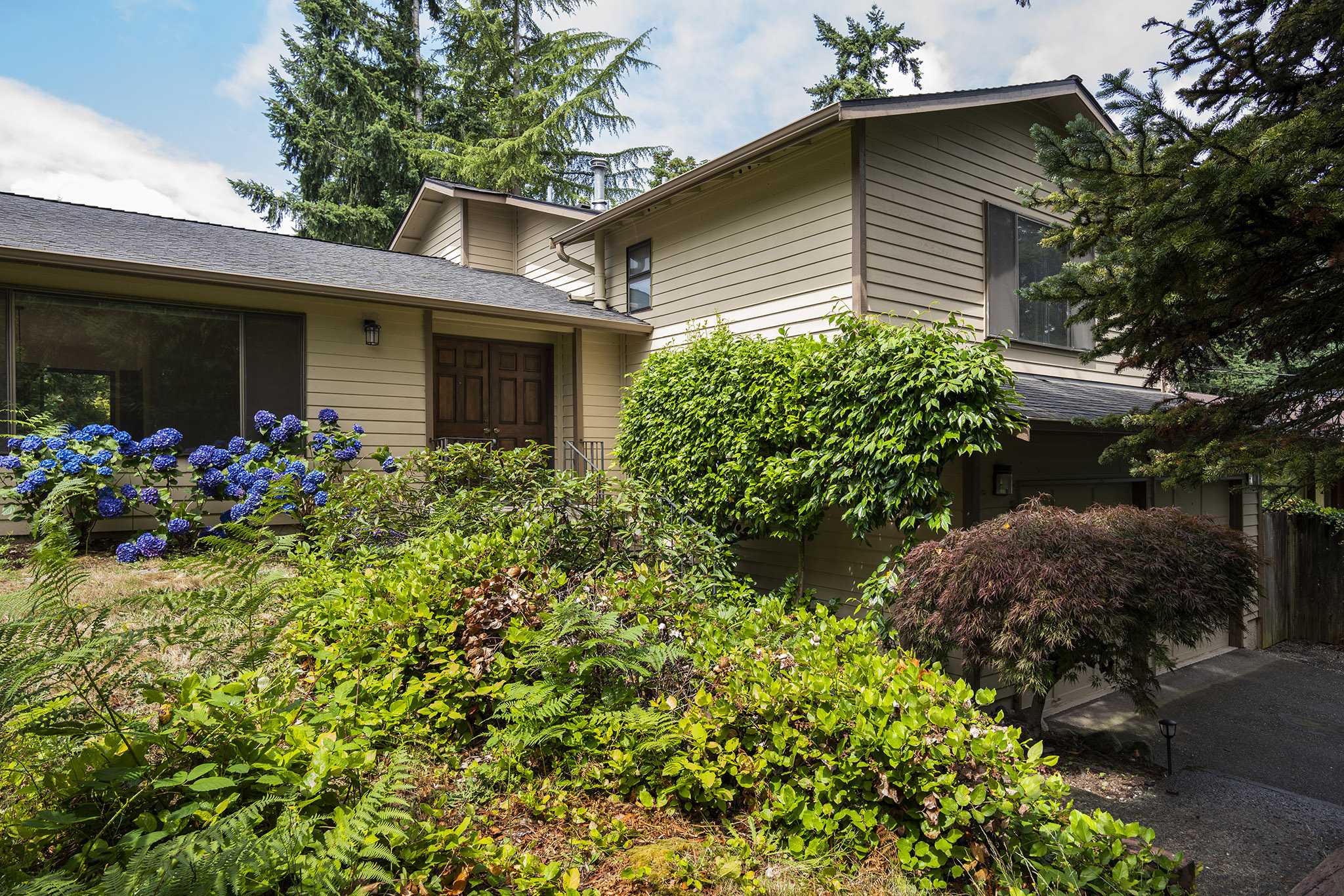 Property Photo:  3221 90th Place SE  WA 98040 