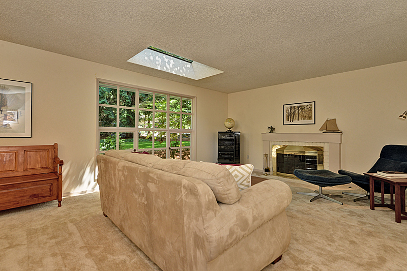 Property Photo: Living room 3215 Sahalee Dr W  WA 98074 