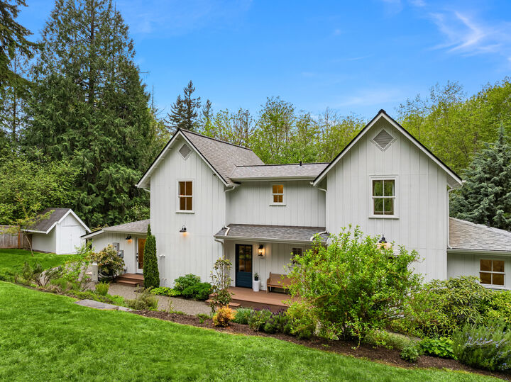 Property Photo:  4080  Crystal Springs Drive NE  WA 98110 