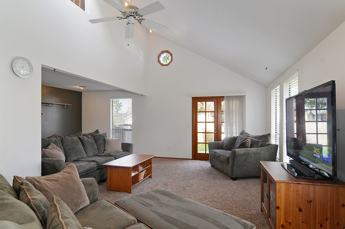 Property Photo: Living room/dining room/kitchen 1301 SW 160th St  WA 98166 