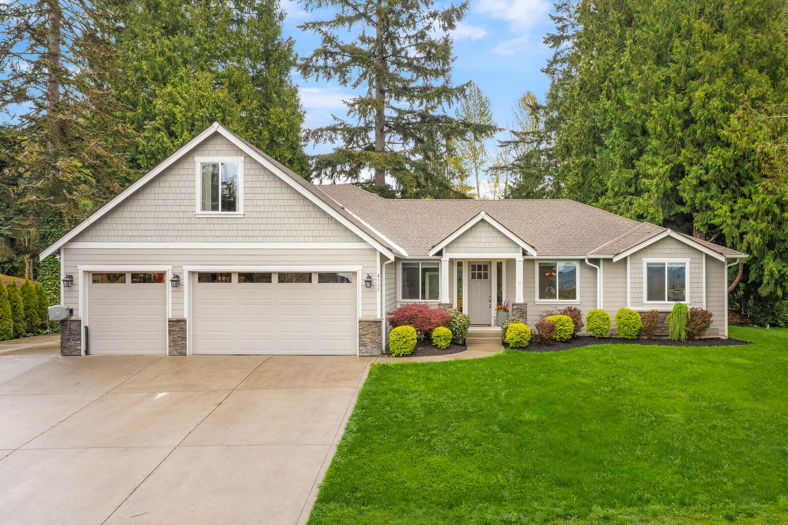 Property Photo:  4111  83rd Avenue SE  WA 98290 