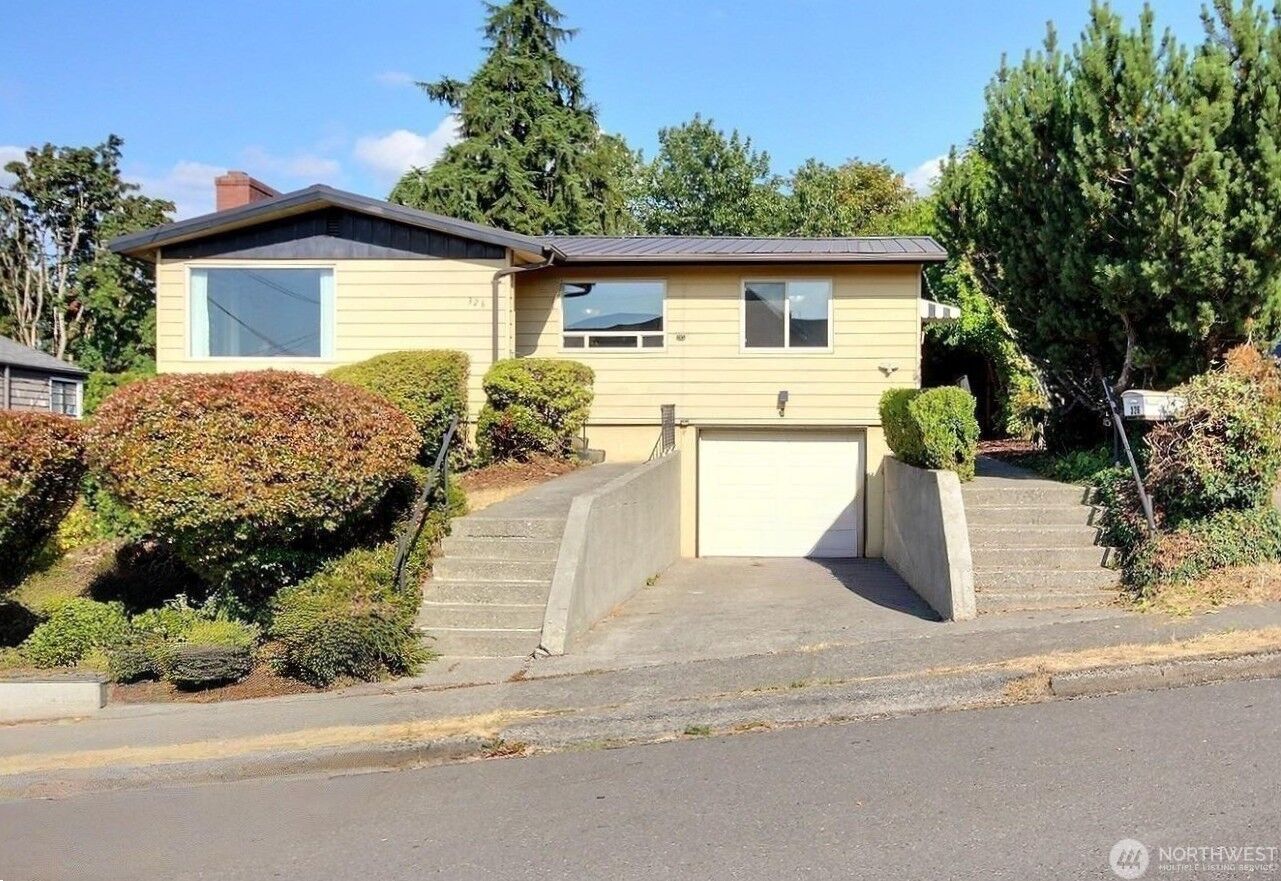 Property Photo:  326  Renton Avenue S  WA 98057 