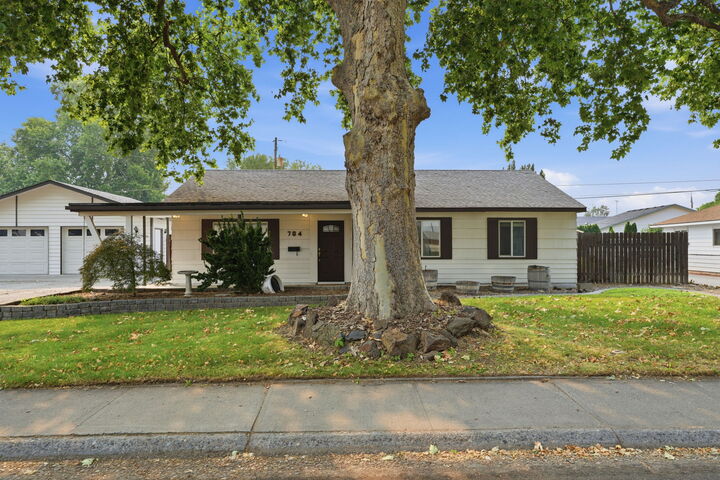 Property Photo: 704 Birch Ave WA 99352