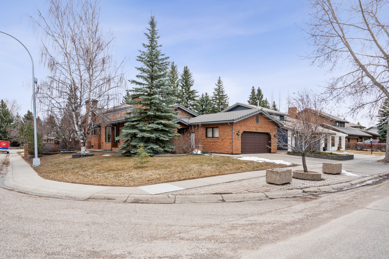 Property Photo: 9124 Oakmount Drive SW AB T2V 4X7