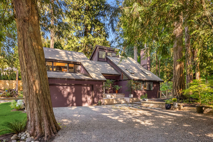 Property Photo: 8750 Woodbank Dr NE 8750 Woodbank Drive NE WA 98110