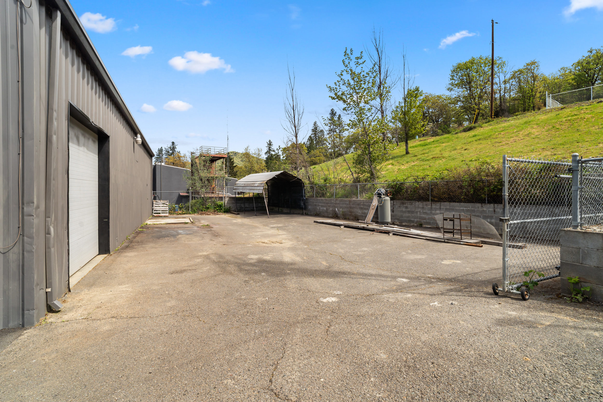 Property Photo: 5450 N River Rd. OR 97537