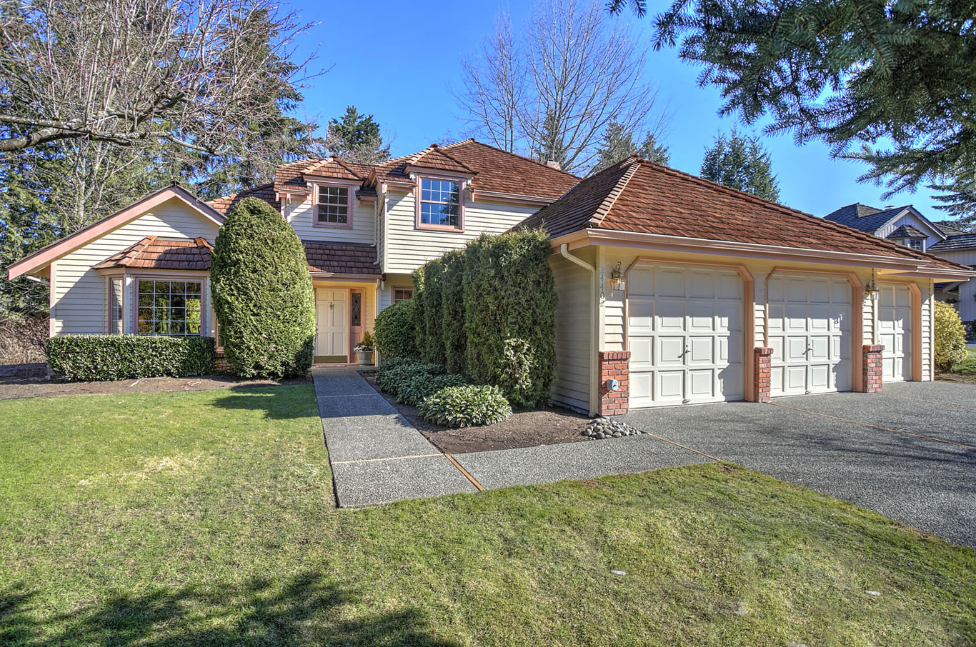 Property Photo: 24402 SE 44th Ct WA 98029