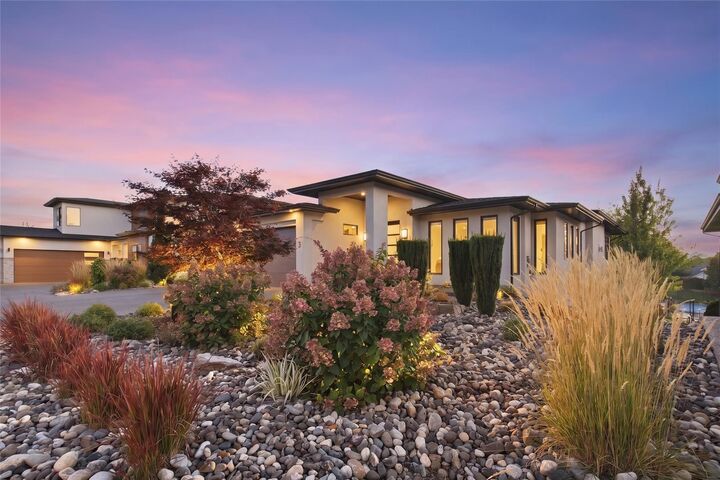Property Photo:  1675 Willow Crescent 3  BC V1Y 4K4 