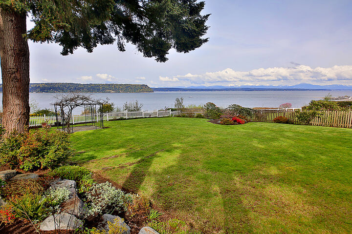 Property Photo:  906 Edgecliff Dr  WA 98260 