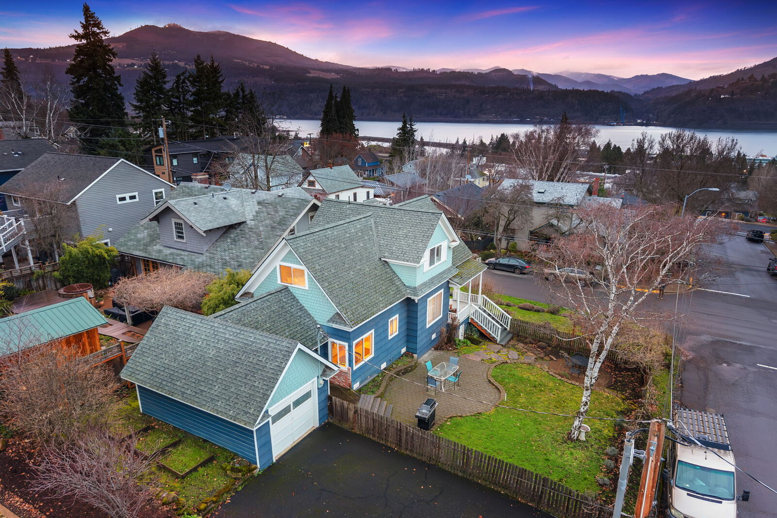 Property Photo: 801 Cascade Ave OR 97031