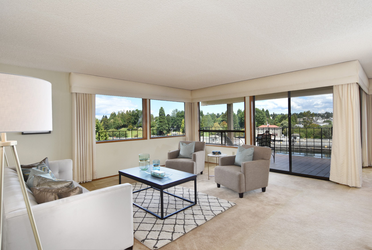 Property Photo: Living & dining room 3100 W Commodore Wy 301  WA 98199 