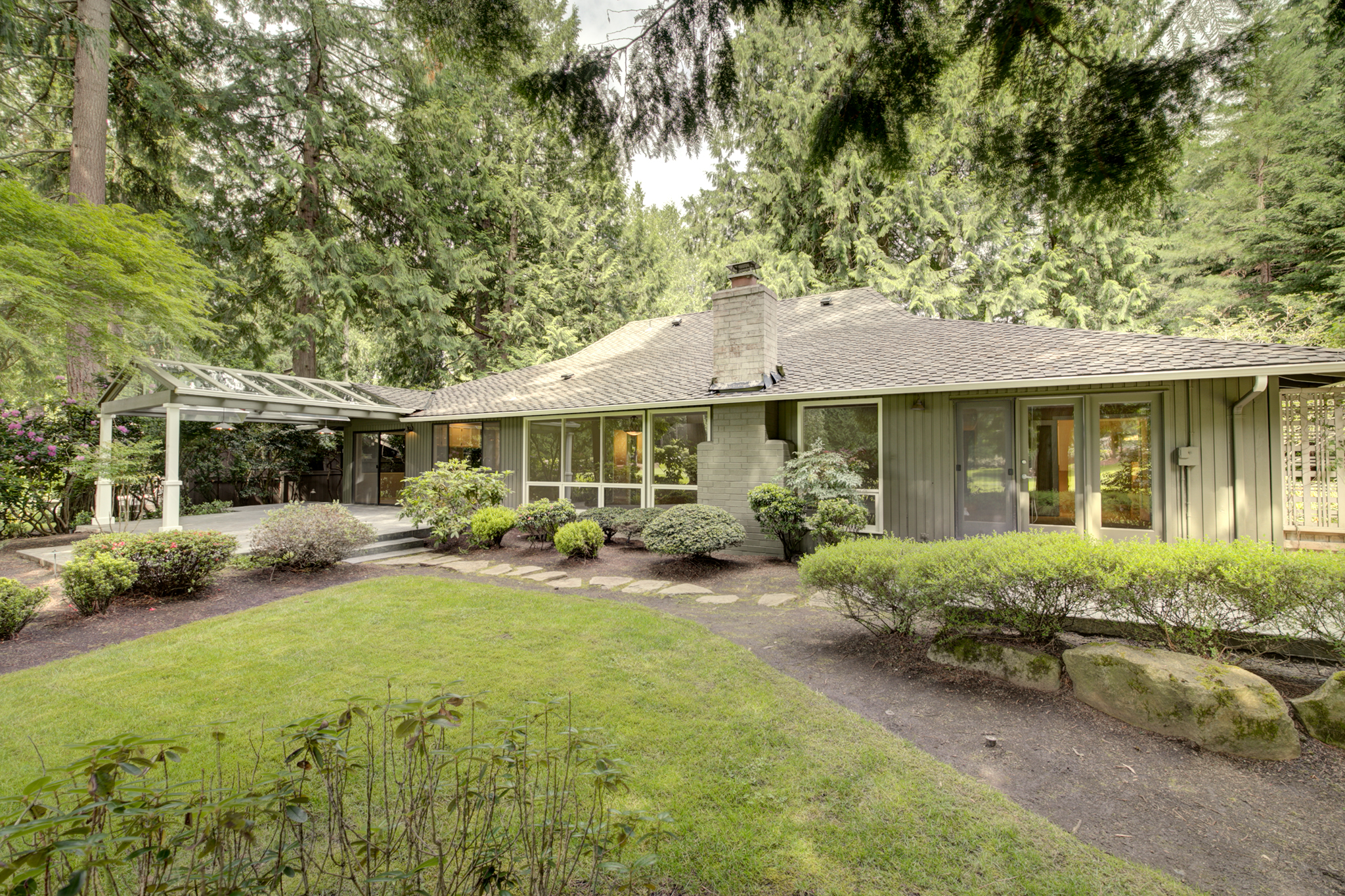 Property Photo:  3010 Sahalee Dr W  WA 98074 