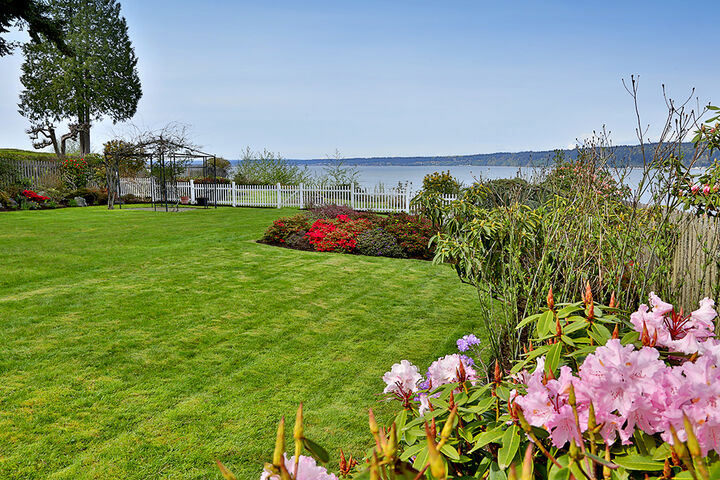 Property Photo:  906 Edgecliff Dr  WA 98260 