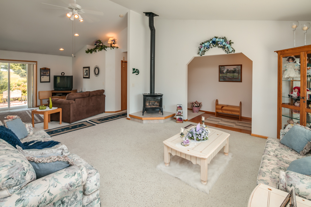 Property Photo: Living room 704 W Buena Dr WA 98264