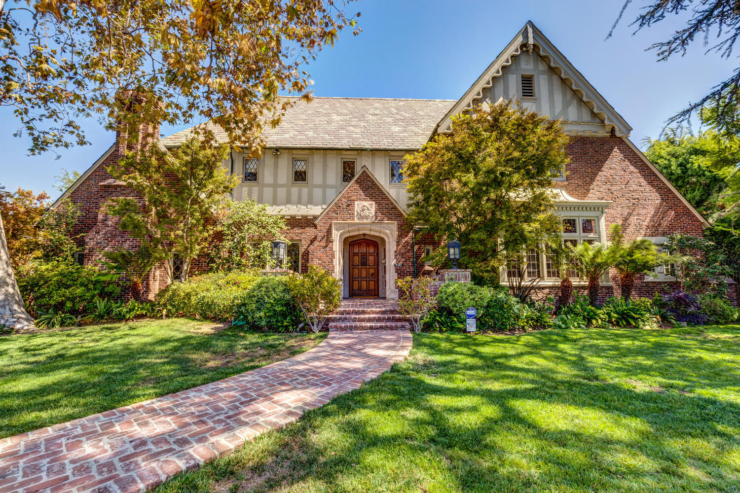 Property Photo:  500 S Muirfield Rd  CA 90020 