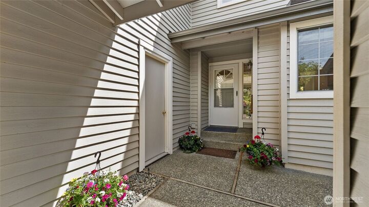 Property Photo:  6614  113th Place SE  WA 98006 