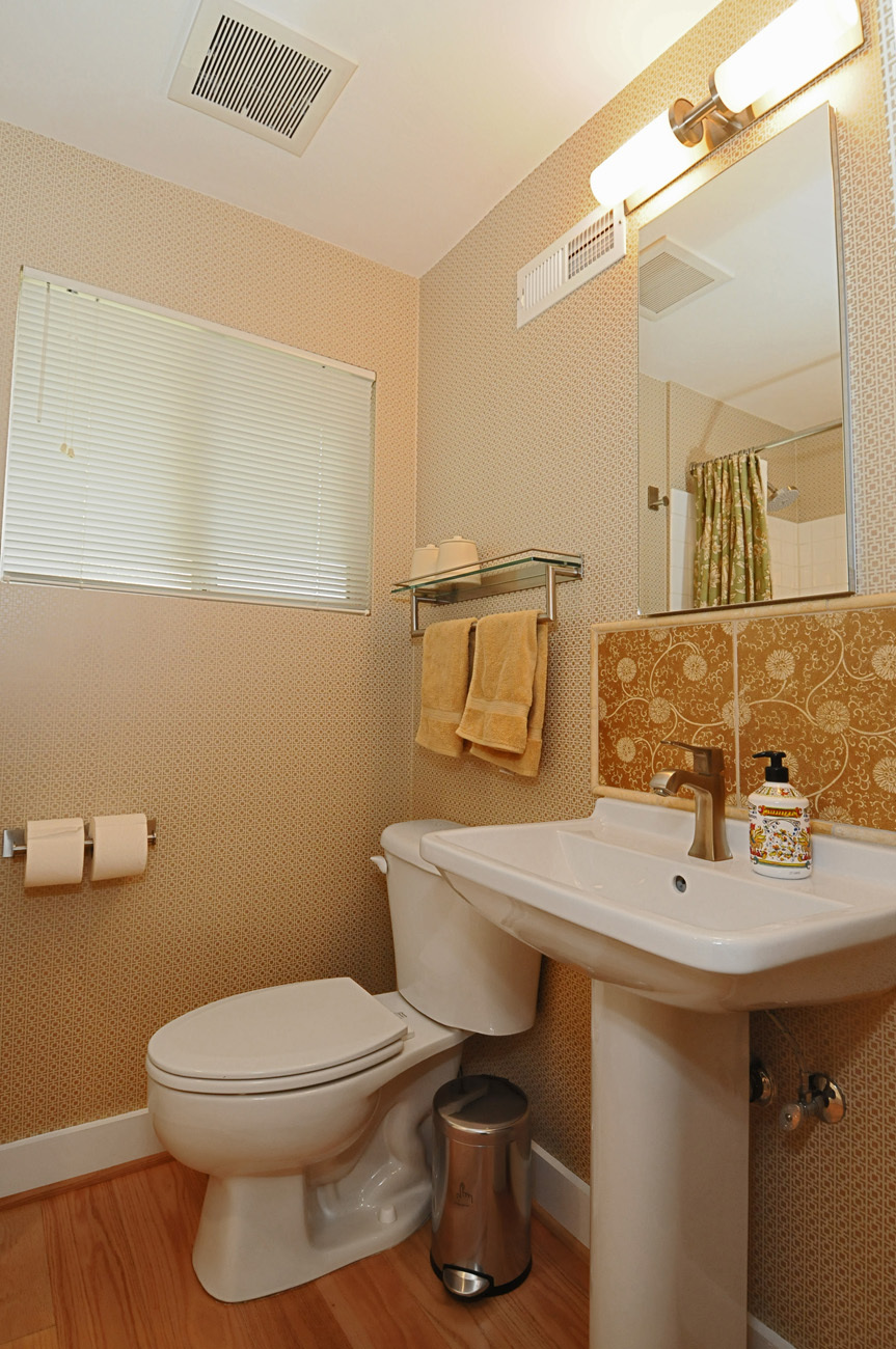 Property Photo: Lower full bath 1212 3rd Avenue N  WA 98109 