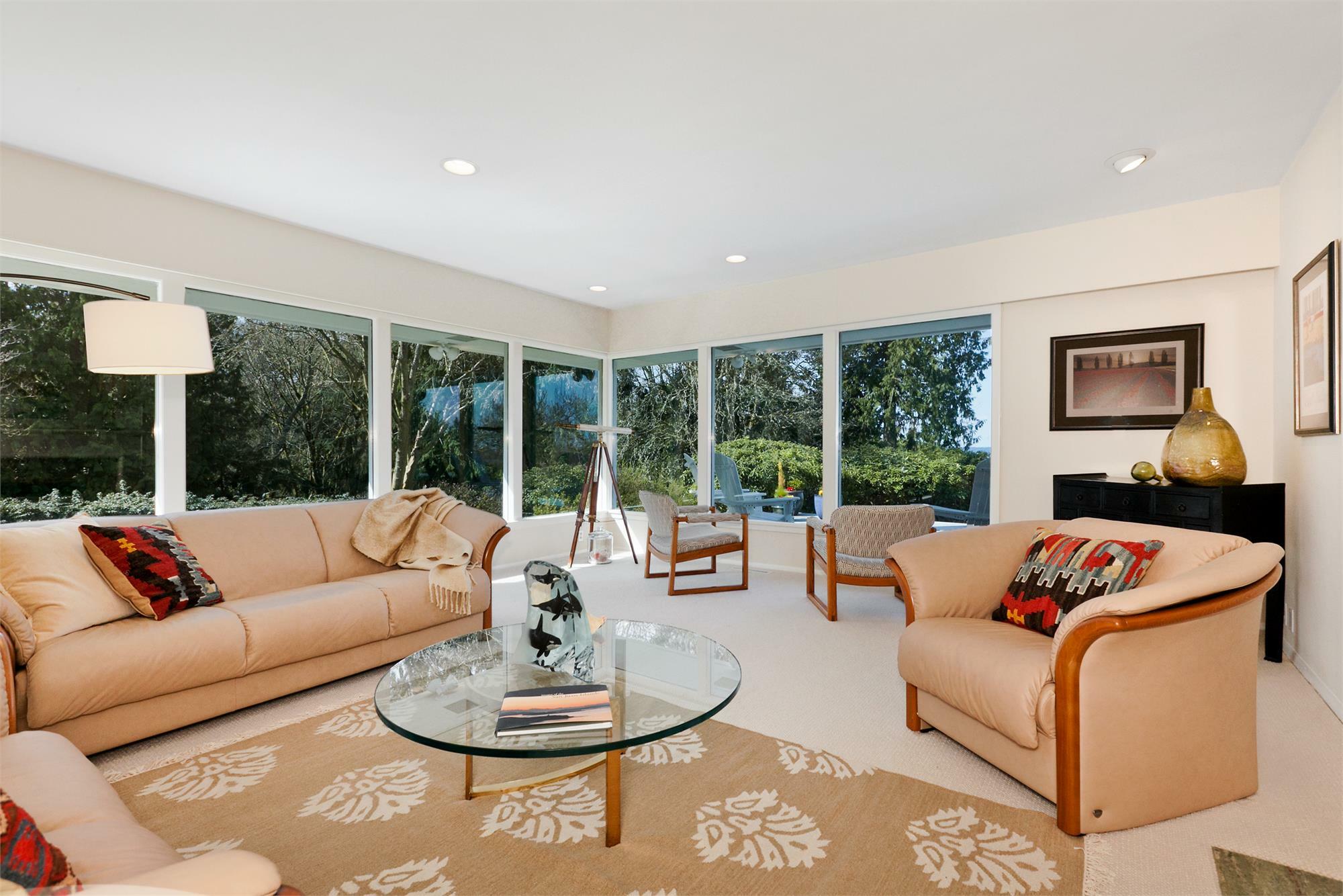 Property Photo: Main level living 520 Sharon Crest WA 98201